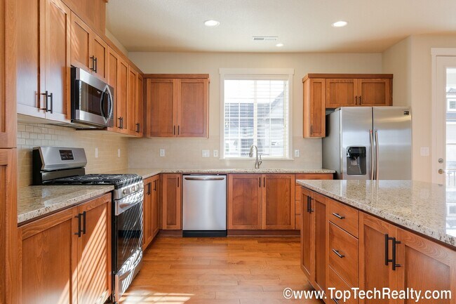 Foto del edificio - Gorgeous Townhome In A Great Location With...