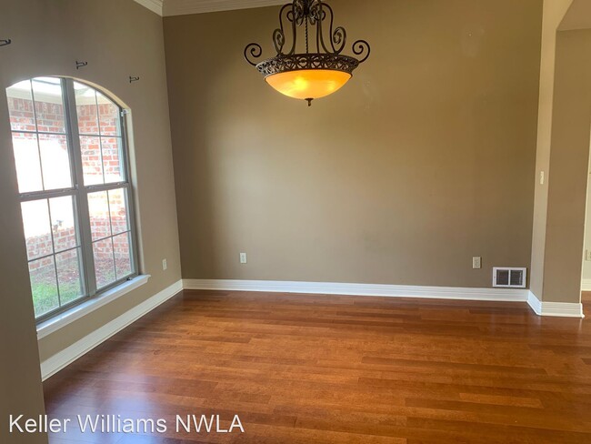 Building Photo - 4 br, 3 bath House - 121 Horseguards Ave.