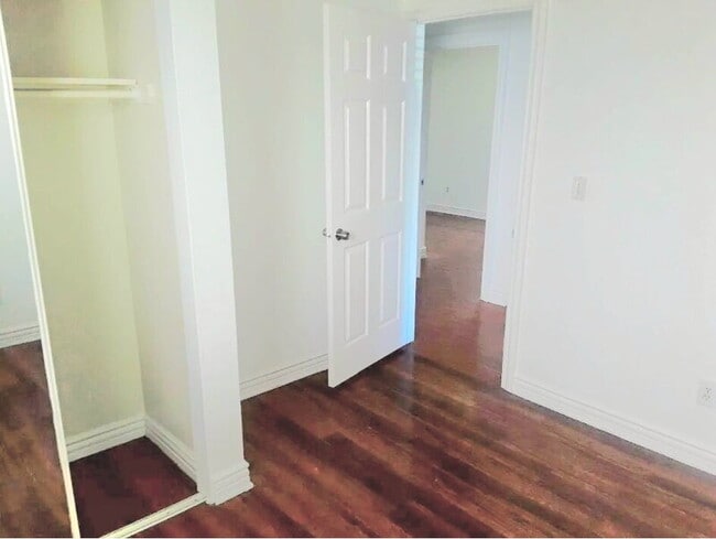 Foto del edificio - 844 W 54th St