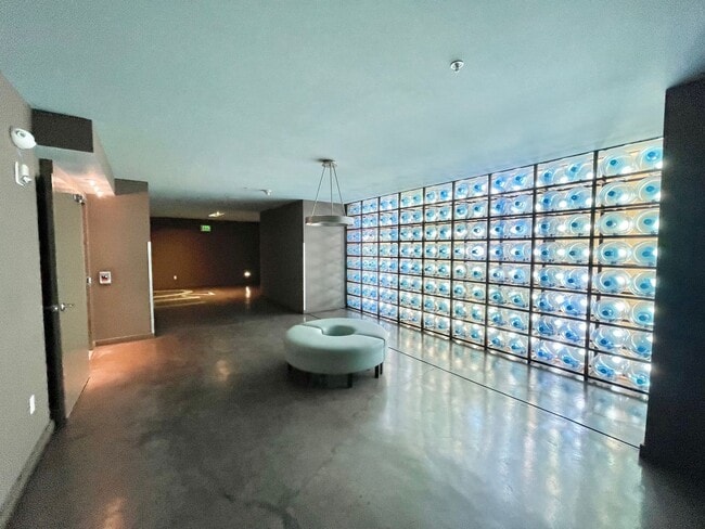 Building Photo - 1,600 sqft 2-Level SOMA 1BD+2 Bonus Rooms+ 1.5BA Loft! 2 Car Pkg! Laundry! Balcony! -PROGRESSIVE