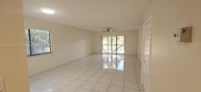 Foto del edificio - 16168 Laurel Dr