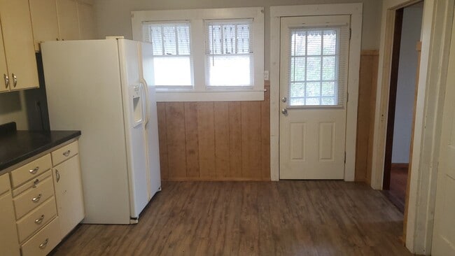 Building Photo - 3 bd house, North Central Columbia, walkin...