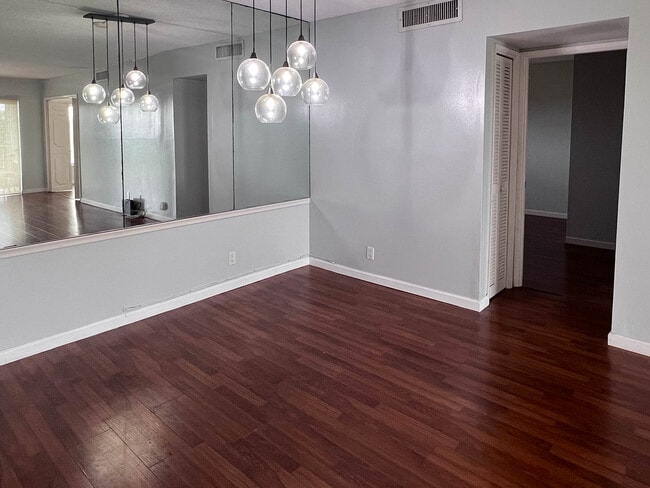 Building Photo - 3050 N Palm Aire Dr