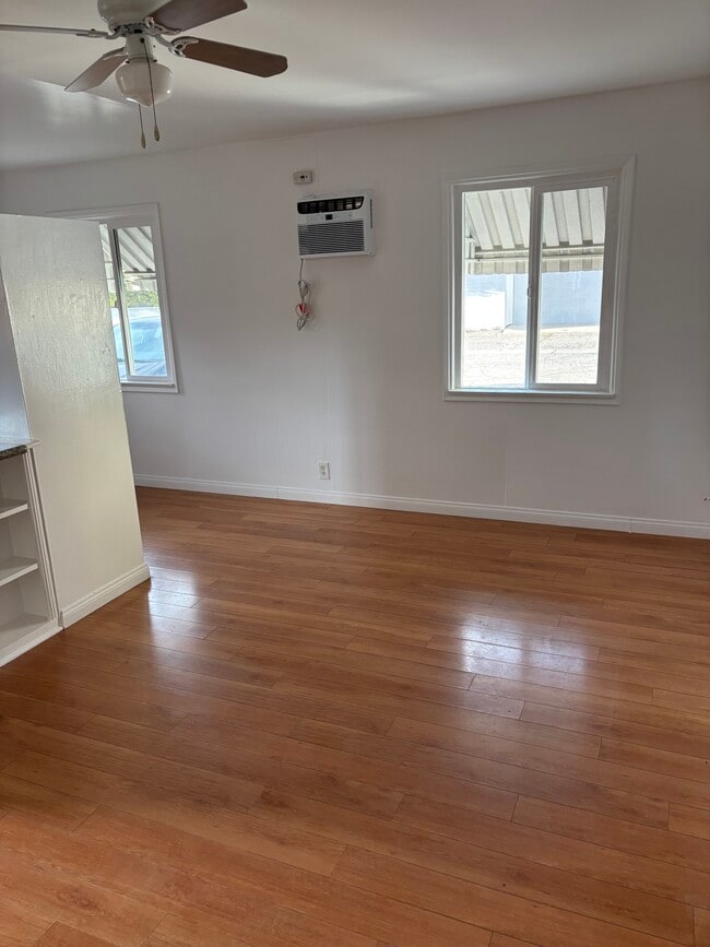 Foto del edificio - 1911 W Alameda Ave