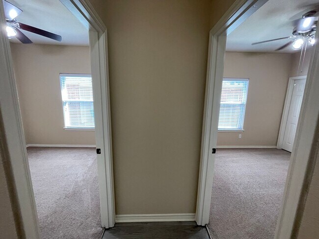 Foto del edificio - 2408-2410 Ravenwood Court