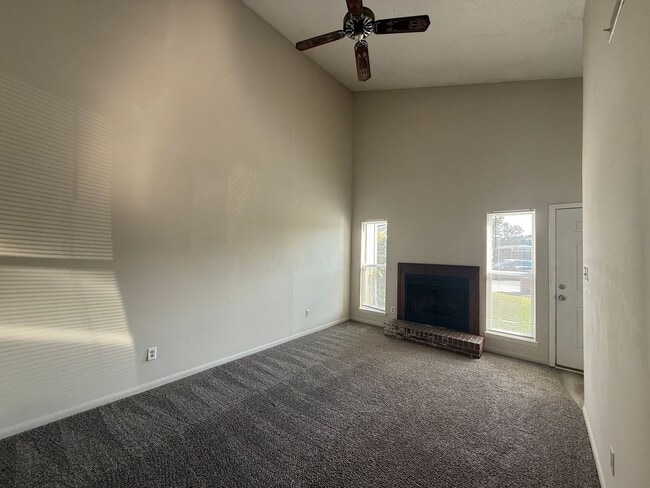 Building Photo - 212 Tamarack Ct