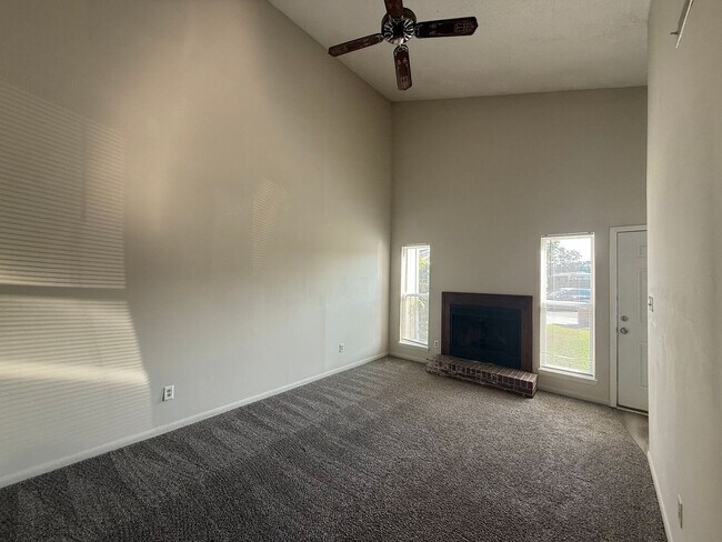 Foto del edificio - 212 Tamarack Ct