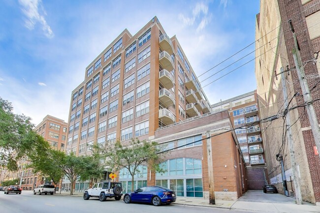 Building Photo - 933 W Van Buren St