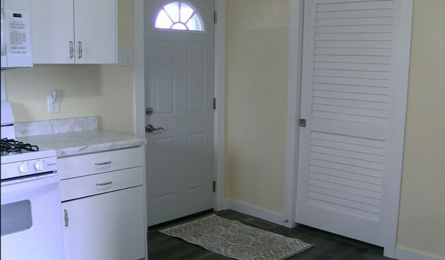 Building Photo - Remodeled 2 Bedroom House W/ Detached 2-Ca...