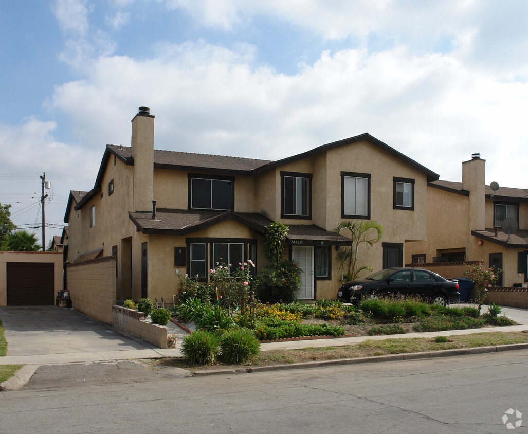 Building Photo - 14902 Van Buren St
