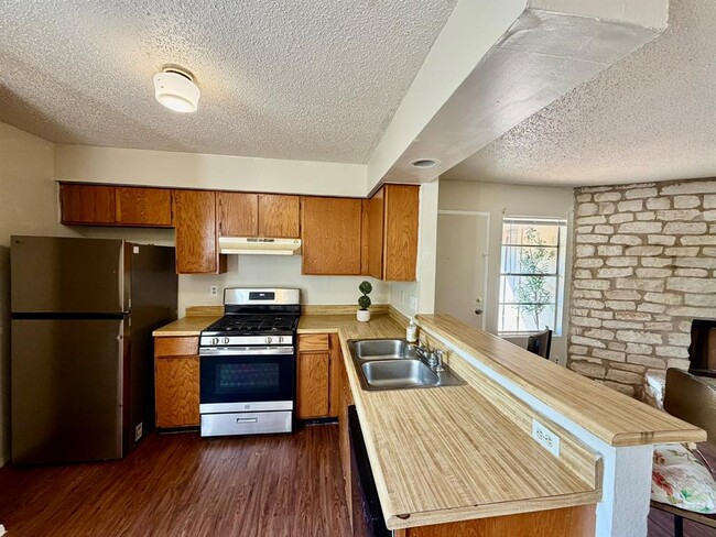 Building Photo - 402 Hedgewood Dr