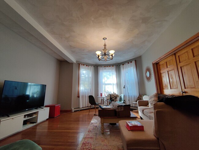 Foto del edificio - Desirable Brookline Location, Heat, Hot Wa...