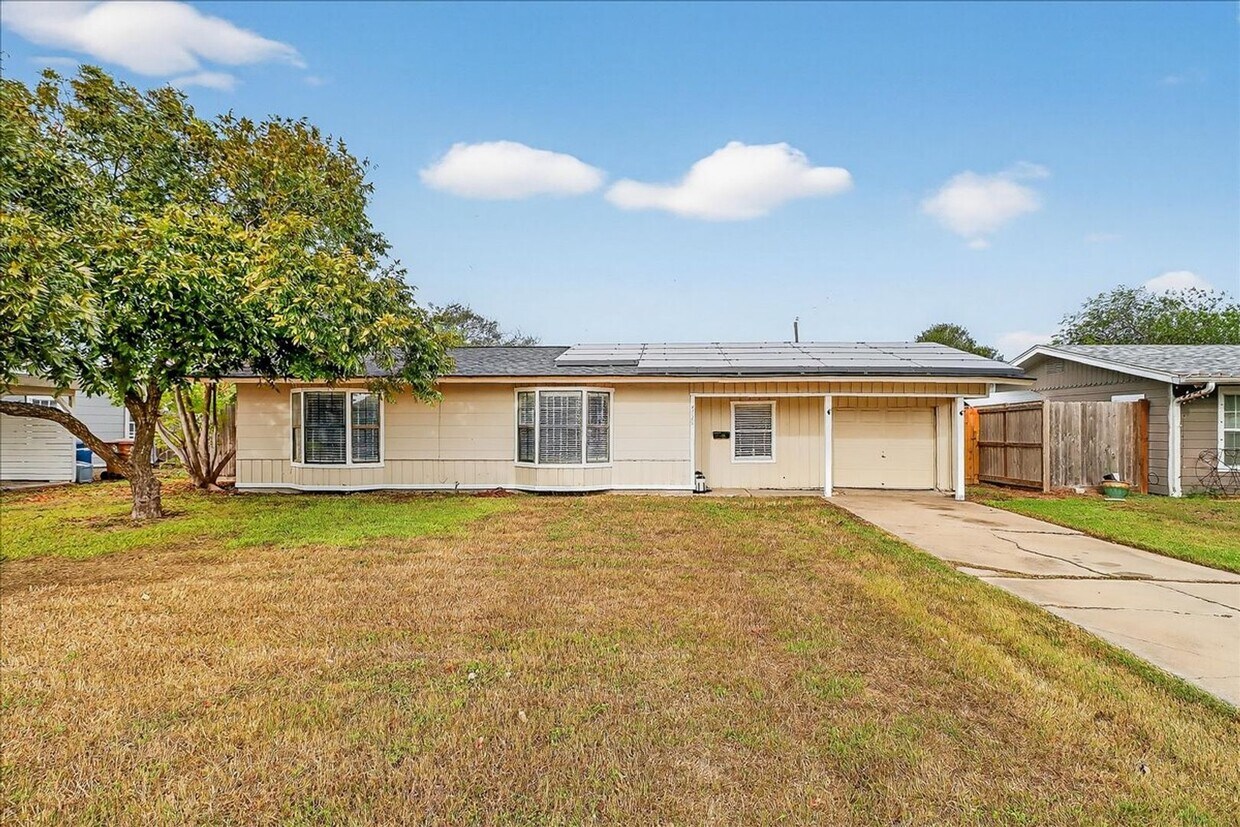 Foto principal - 4729 Prinston- 4bed/1bath- $1,395/month