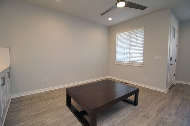Building Photo - Impeccable 3 Bed/2.5 Bath Townhome located...
