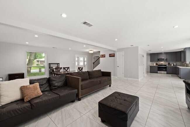 Building Photo - 2114 Briargreen Dr
