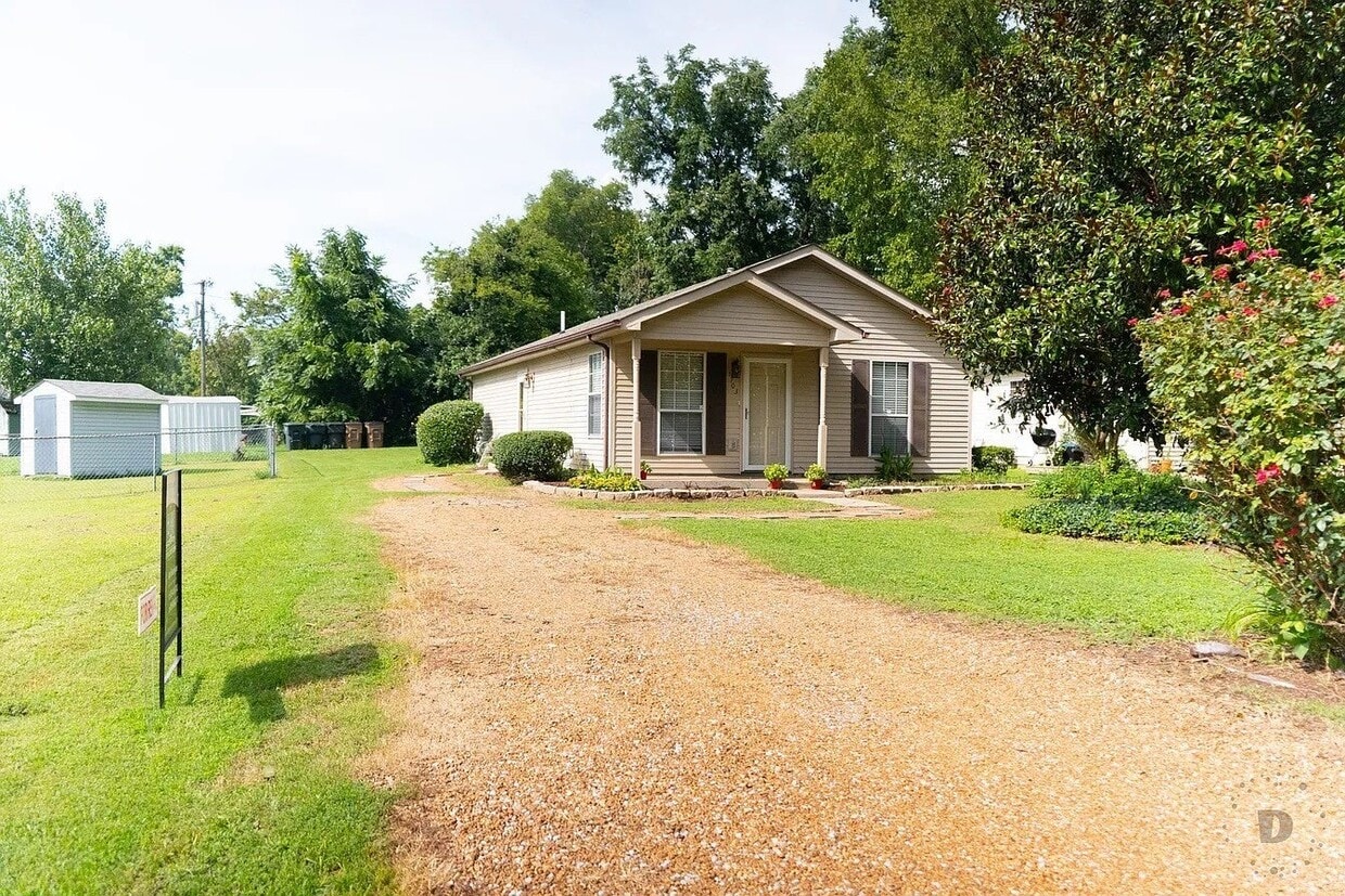 Building Photo - 1703 Sharpe Ave