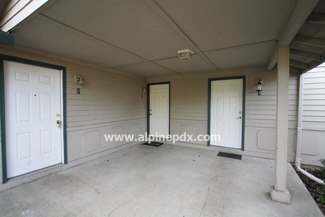 Building Photo - Townhome Styled Apt w/ Fenced Yard
