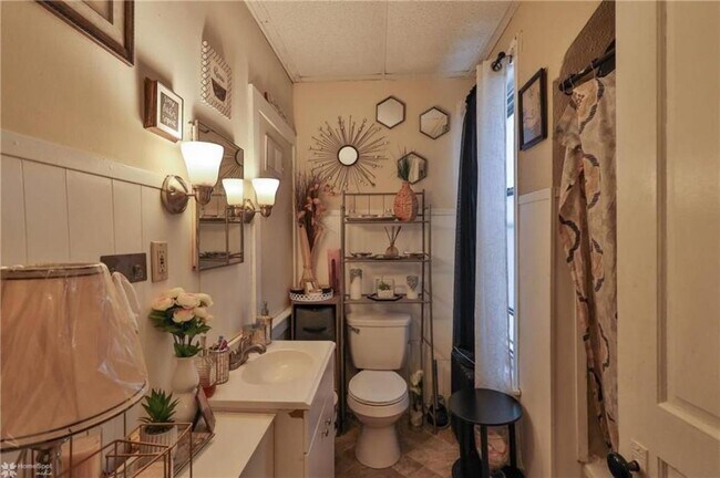 Baño antiguo. El baño fue remodelado, así que ahora es nuevo. - 1131 W Court St