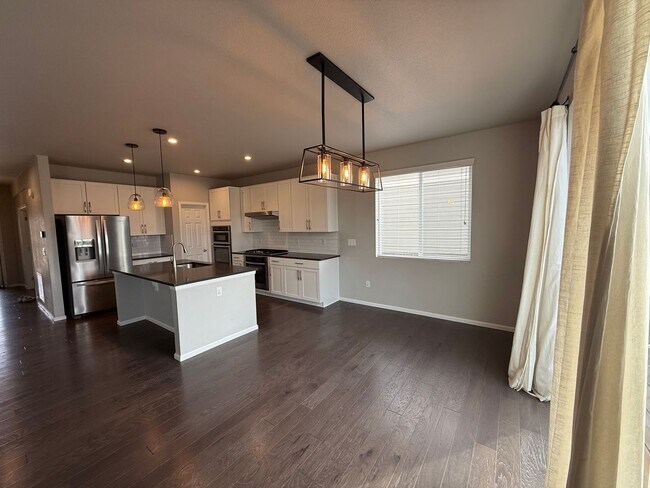 Foto del edificio - Modern 4-Bedroom Home Backing to Open Space