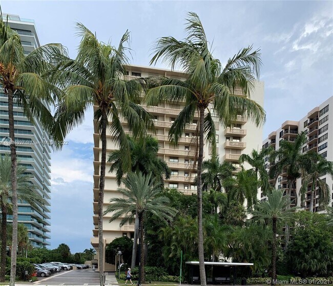 Building Photo - 10185 Collins Ave