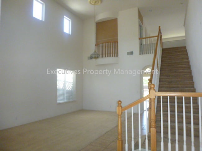 Photo - 717 Round Hill Dr House