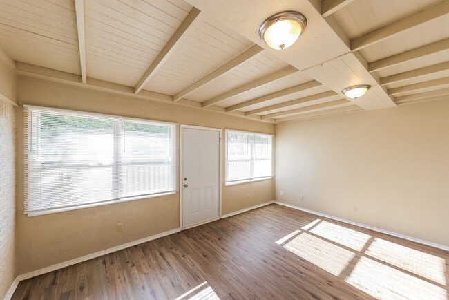 Building Photo - Charming 3 Bedroom
