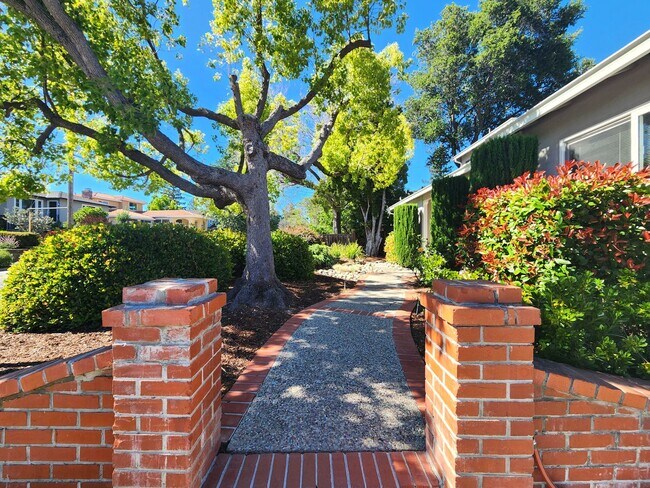 Building Photo - Charming 2 Bedroom, 2 Bathroom Home in Redwood City