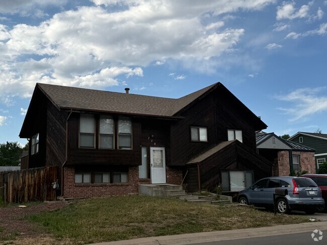 Building Photo - 728 Iowa St