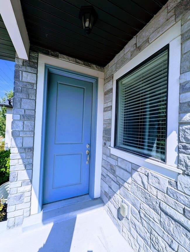Building Photo - Gorgeous Townhome!!!