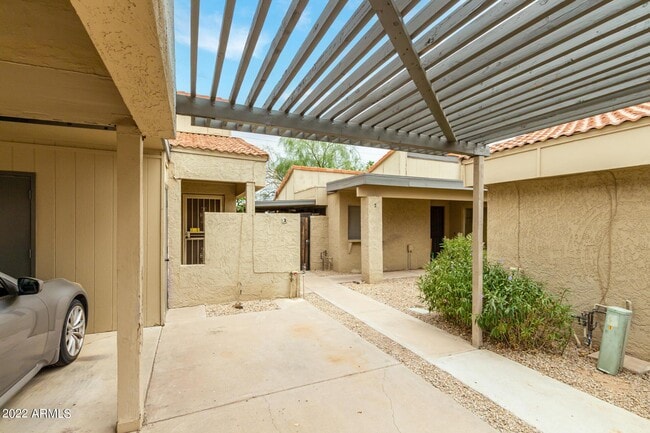 Building Photo - 2415 W Greenway Rd