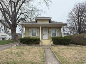 Building Photo - 1014 W 6th St