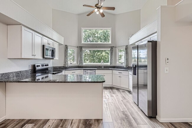 Foto del edificio - 5 bed 3.5 bath Plum Creek home