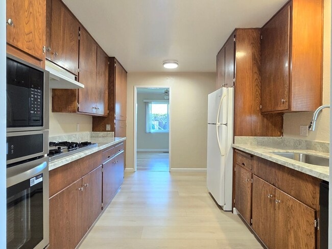 Building Photo - 1542 Parkview Ave