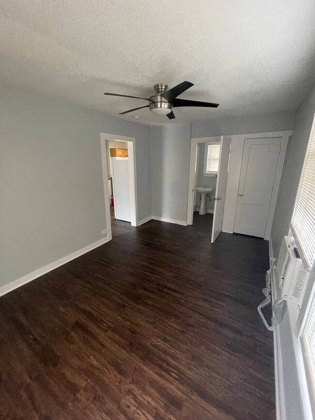 Building Photo - Available January 1st- Cozy 1 bedroom 1 ba...