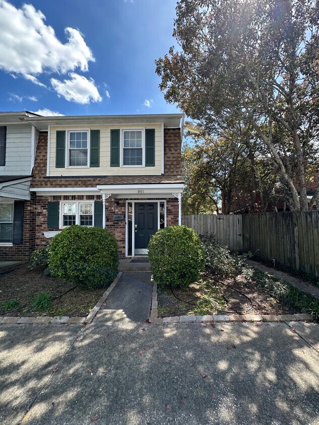 Primary Photo - 951 Beresford Ct