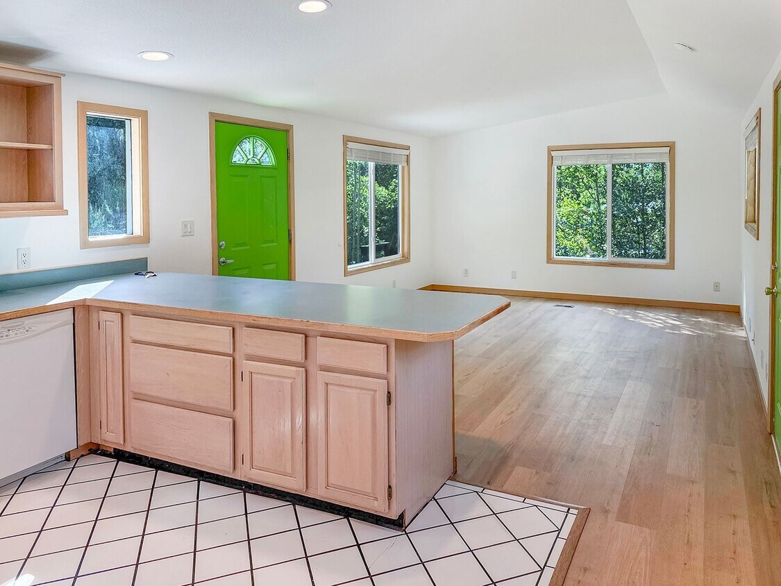 Foto principal - Newly renovated French Creek Home! Updates...
