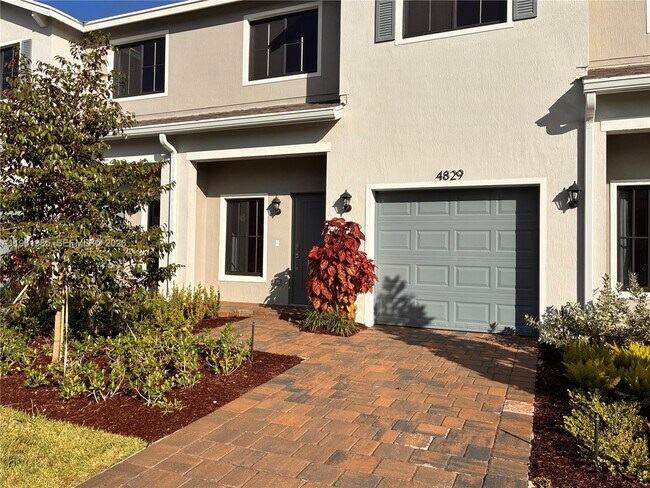 Foto del edificio - 4829 Dillon St