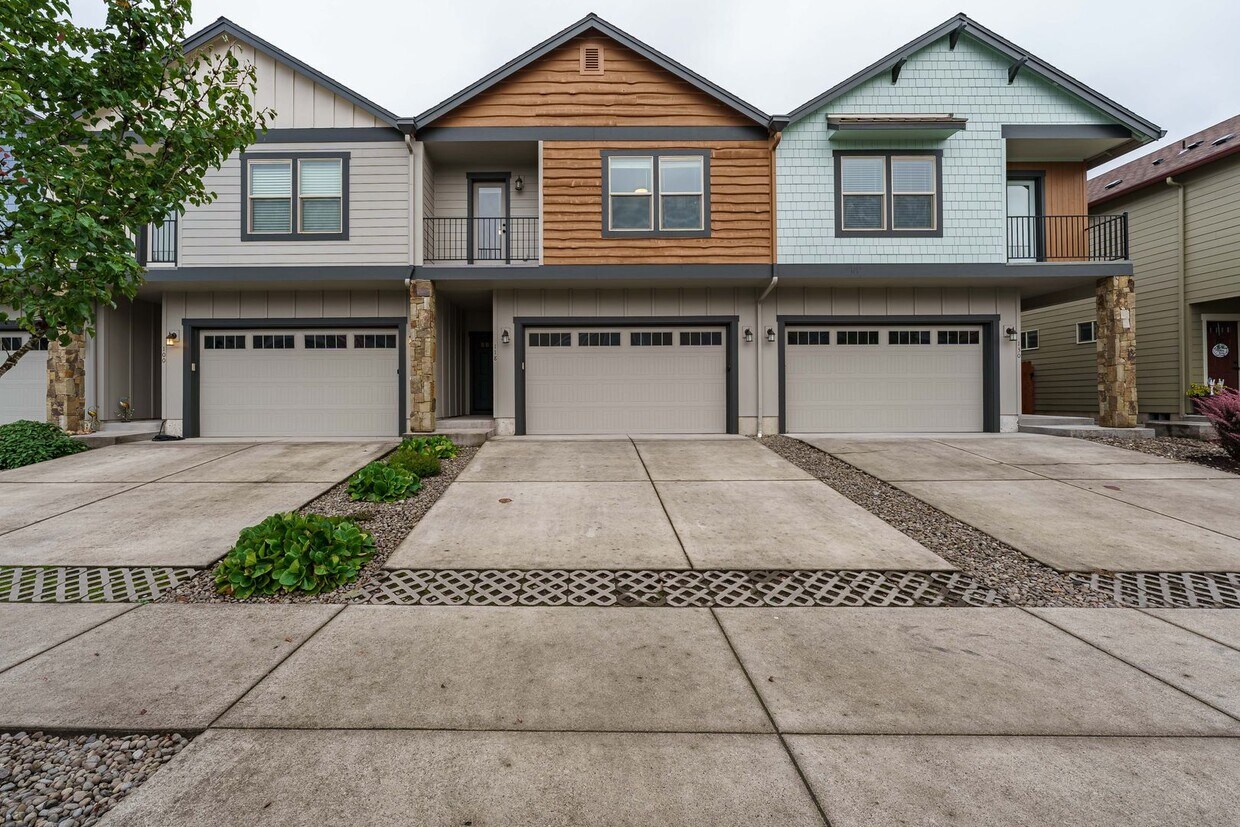 Foto principal - 3 Bedroom 2.5 Bath Townhome - Convenient R...