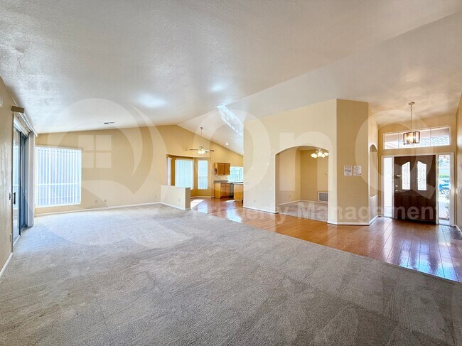 Building Photo - 9502 E Rocky Lake Dr