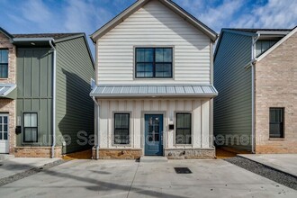 Building Photo - 614 W 2nd St