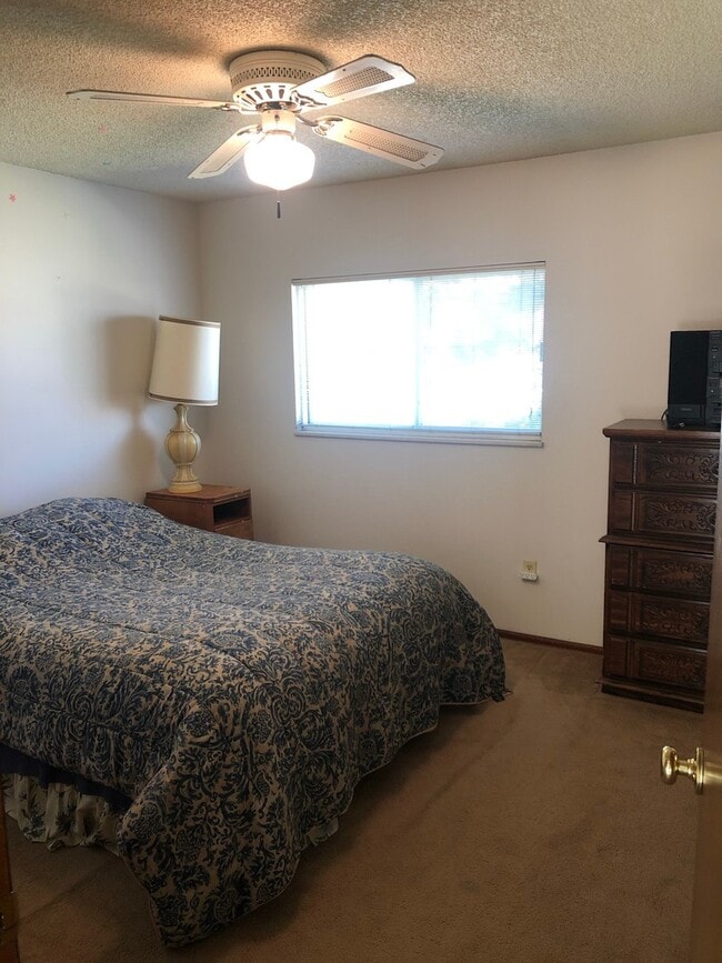 Building Photo - COZY 3 Bed 1.5 Bath Single Family home in ...
