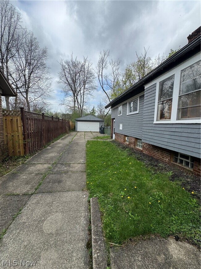 Foto del edificio - 3327 Bradford Rd