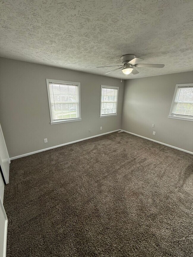 Foto del edificio - 3-bedroom, 2 full bath duplex in the desirable Lansdowne area offers comfort and convenience.