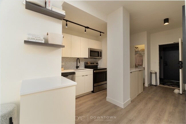 Building Photo - 6 E Chestnut St