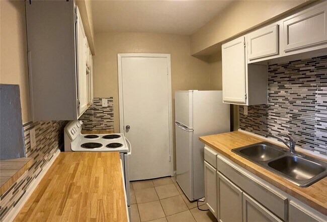 Building Photo - 10603 Wilcrest Dr