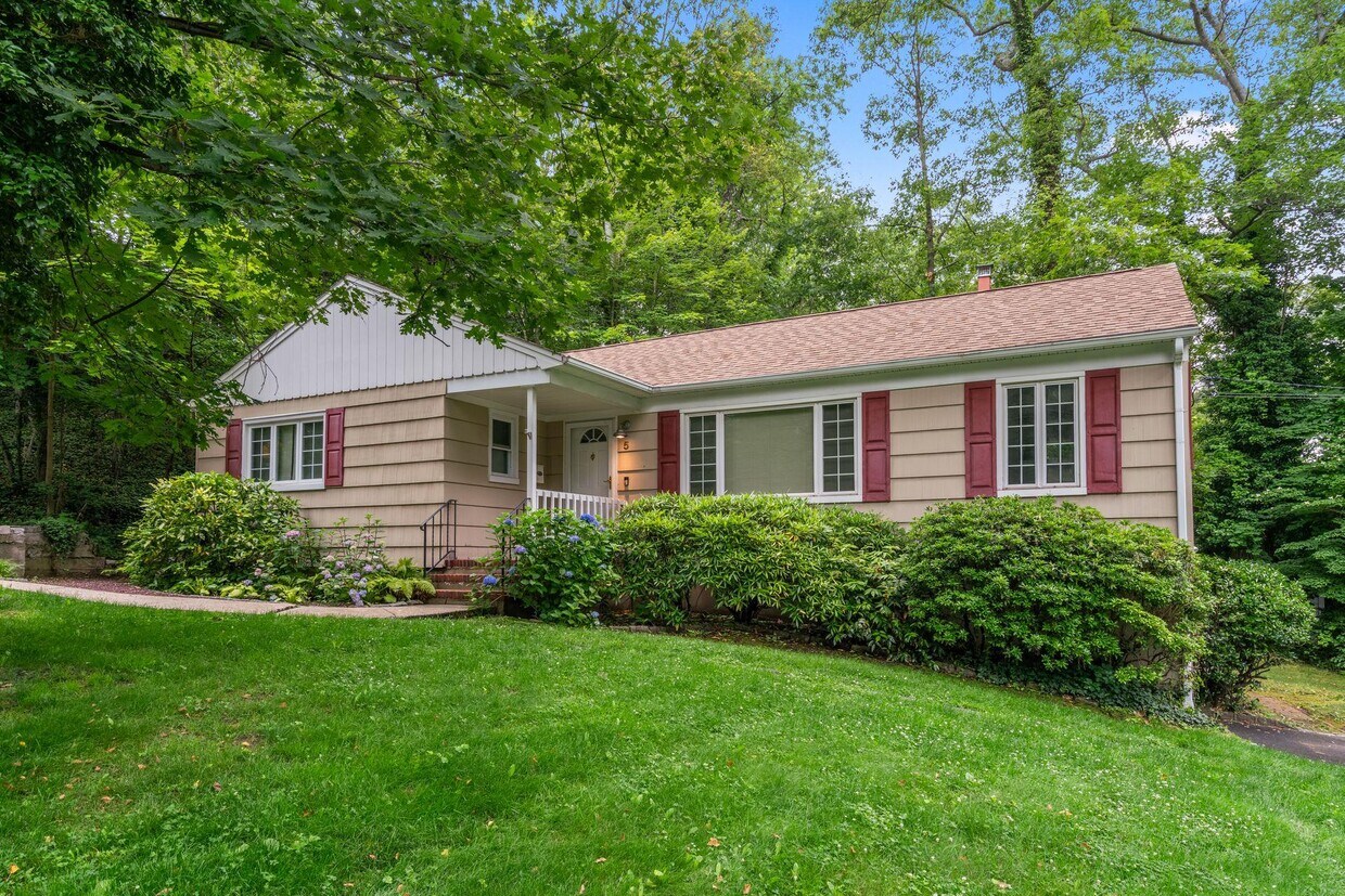 Foto principal - 5 Dogwood Rd