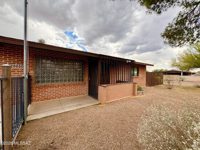 Foto del edificio - 6060 E 2nd St
