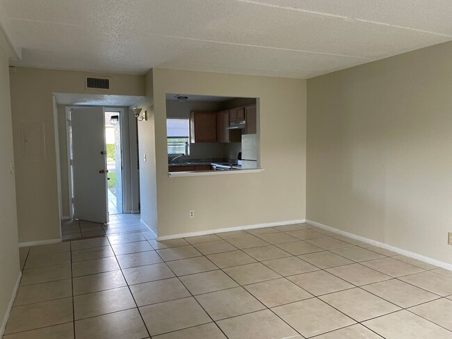 Foto del edificio - 1bed/1bath Condo in Somerset community $11...