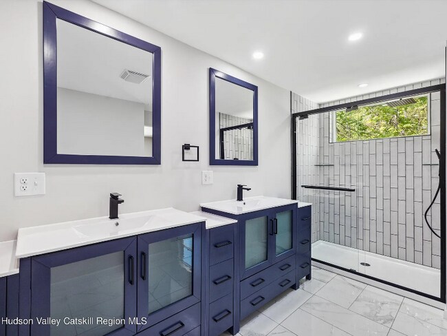 Foto del edificio - 8 Cedar Ln