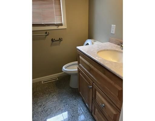 Building Photo - 10 Woodcrest Rd